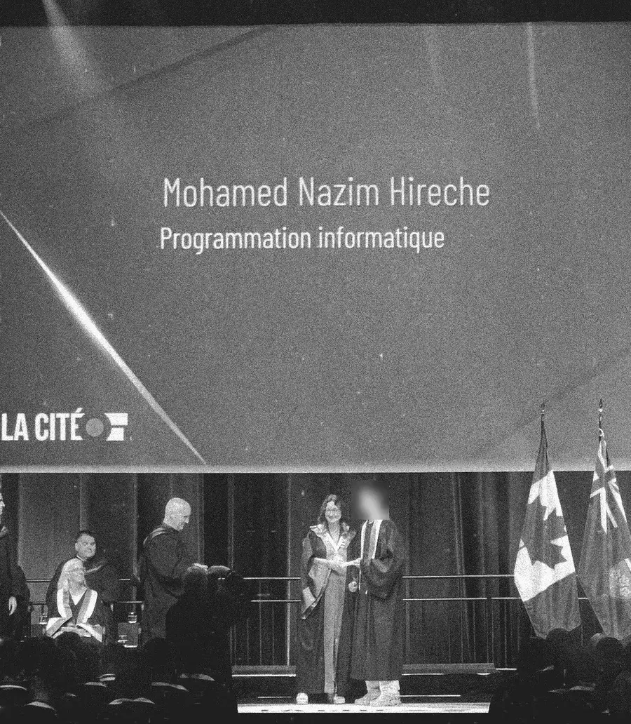 La Cité graduation ceremony: on the big screen, “Mohamed Nazim Hireche, Programmation informatique”; on stage, the graduate receives his diploma.
